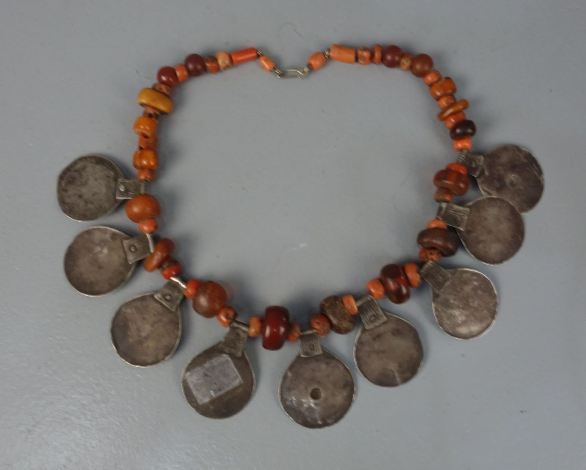 BERBER-SCHMUCK: HALSKETTE / COLLIER / oriental necklace, Tiguit / Marokko; Leder, Koralle, Bernstein - Image 2 of 2