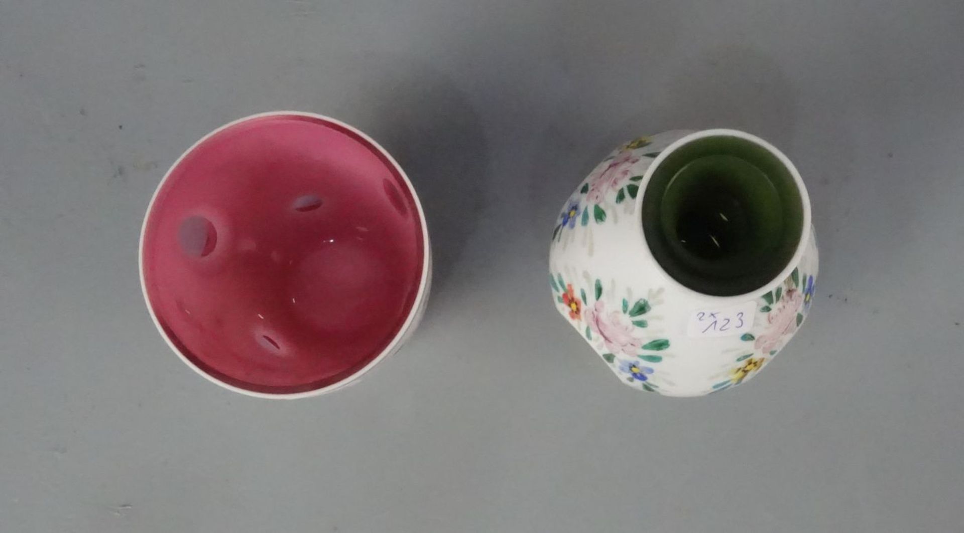 ÜBERFANGGLAS: BECHERGLAS UND KLEINE VASE / flashed glass: vase and beaker, 20. Jh., Glas und - Bild 2 aus 3