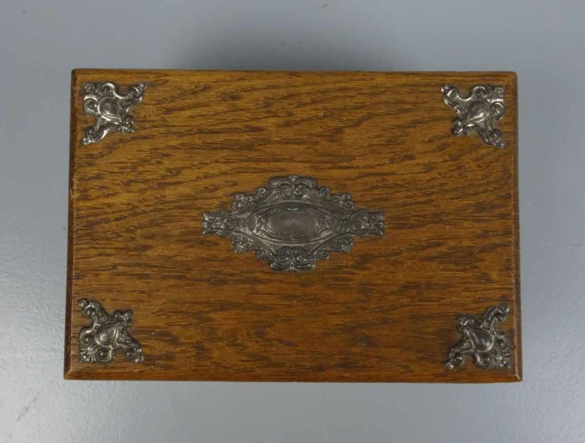 SCHATULLE mit versilberten Monturen / box, Buchenholz, Anfang 20. Jh.; Quaderform auf profiliertem - Bild 2 aus 5