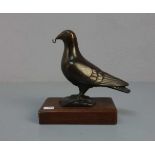 FIGÜRLICHER ART DÉCO TASCHENUHRSTÄNDER "TAUBE" / pocketwatch holder "dove", bronzierter Zinkguss auf