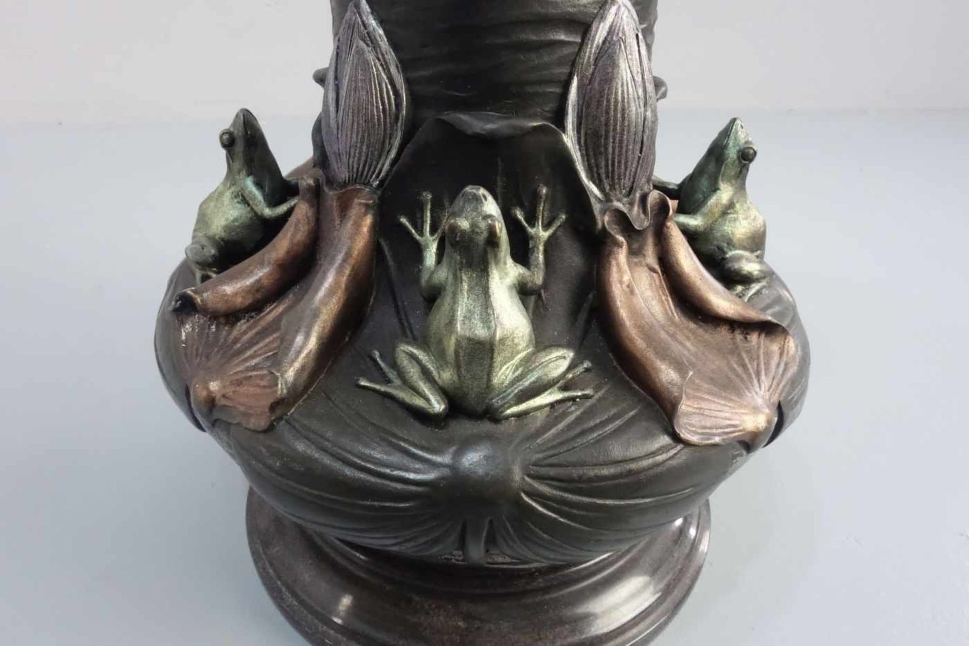 DUNAND, JEAN (1877-1942): Vase mit Froschmotiven / bronce vase mit frog motifs, Bronze auf - Bild 5 aus 6