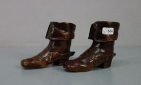 PAAR MINIATUR - STIEFEL / minature boots, Nussbaum, geschnitzt. Stulpenstiefel mit Sporen und