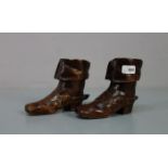 PAAR MINIATUR - STIEFEL / minature boots, Nussbaum, geschnitzt. Stulpenstiefel mit Sporen und