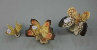 3 PORZELLANFIGUREN: "Schmetterlinge" / porcelainfigures 'butterflies", Biskuitporzellan,