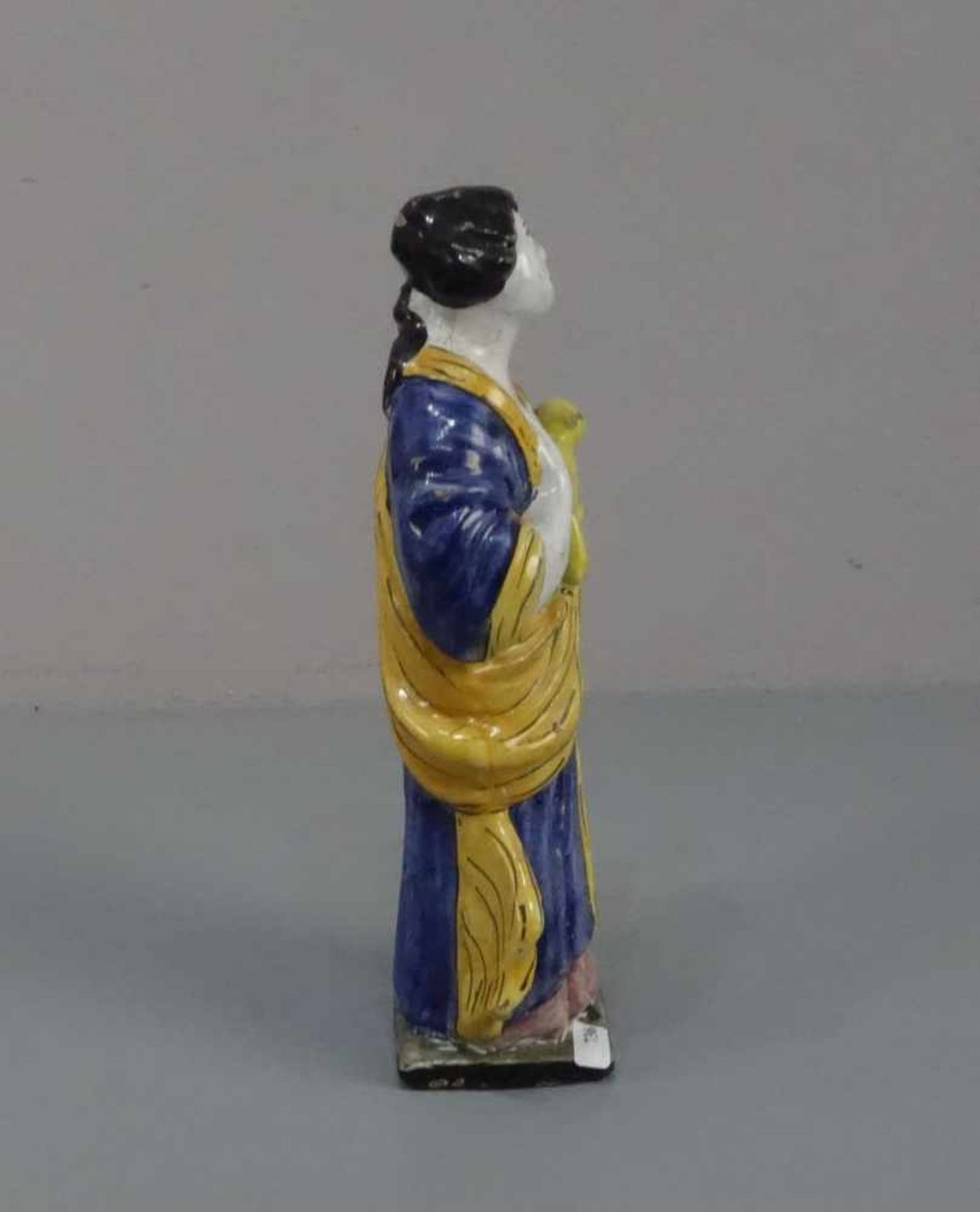 FIGUR "Frau mit Tier", Fayence, unter dem Stand gemarkt "LPK" - De Porceleyne Lampetkan, Delft / - Image 2 of 5