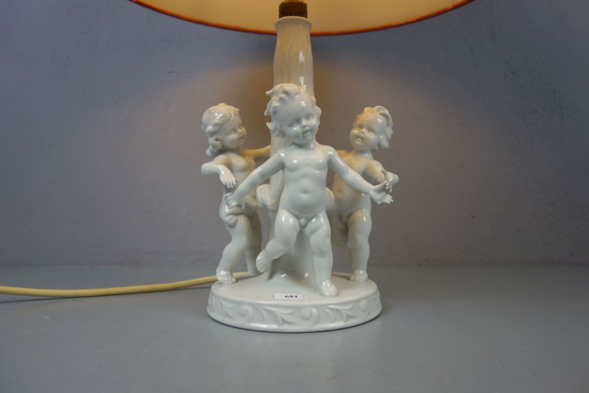 FIGÜRLICHE LAMPE / TISCHLAMPE "DER REIGEN" / table lamp, Weissporzellan (ungemarkt), einflammig - Image 3 of 4