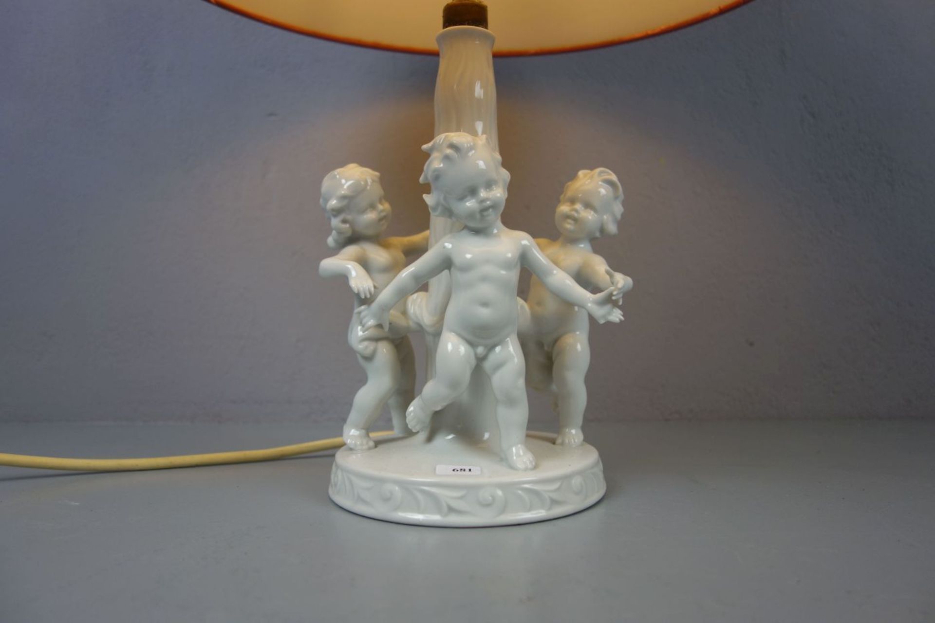 FIGÜRLICHE LAMPE / TISCHLAMPE "DER REIGEN" / table lamp, Weissporzellan (ungemarkt), einflammig - Bild 3 aus 4