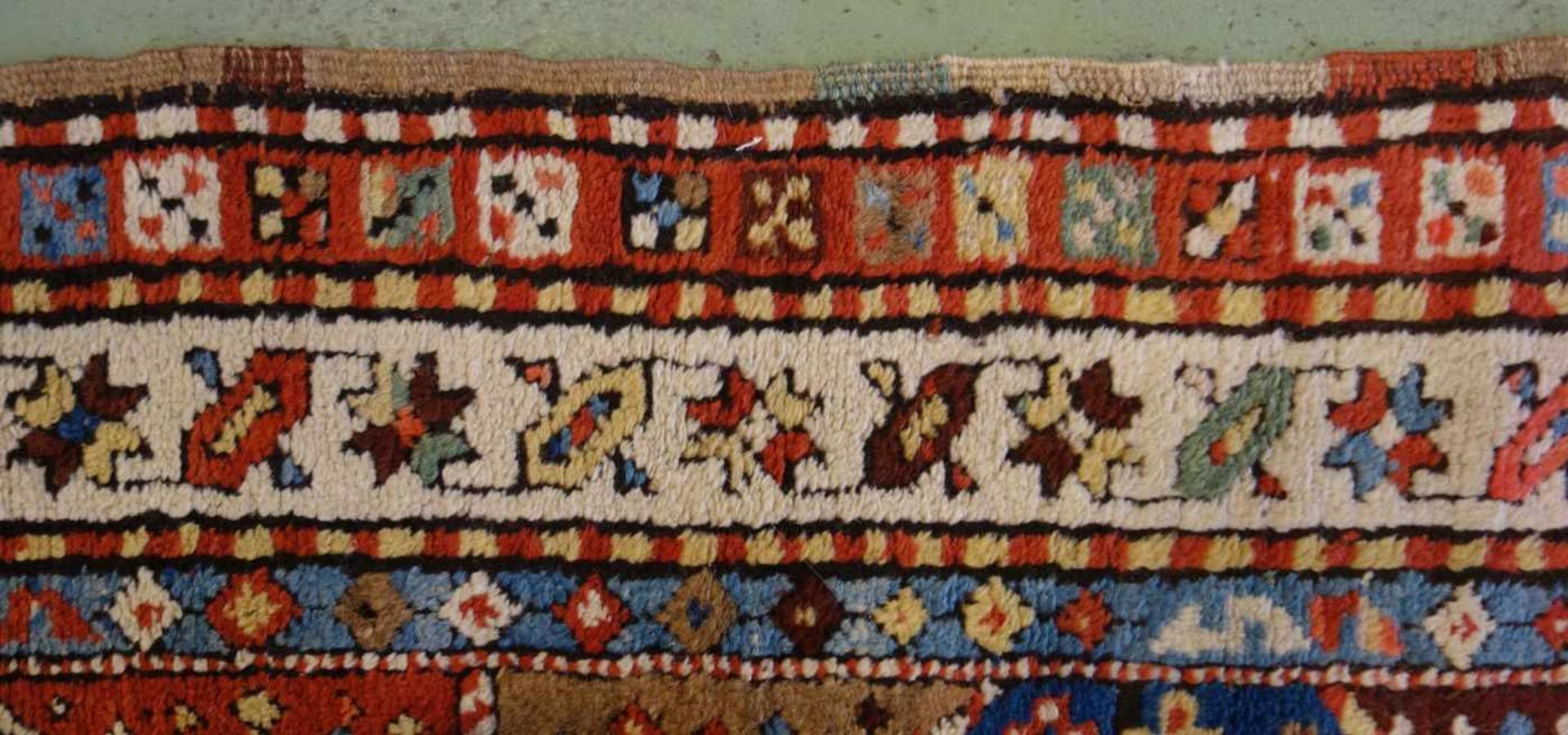 KAUKASISCHER MEDAILLONTEPPICH / carpet, wohl 19. Jh., Kaukasus / Schulaver-Kasak (Schulaver- - Image 11 of 13