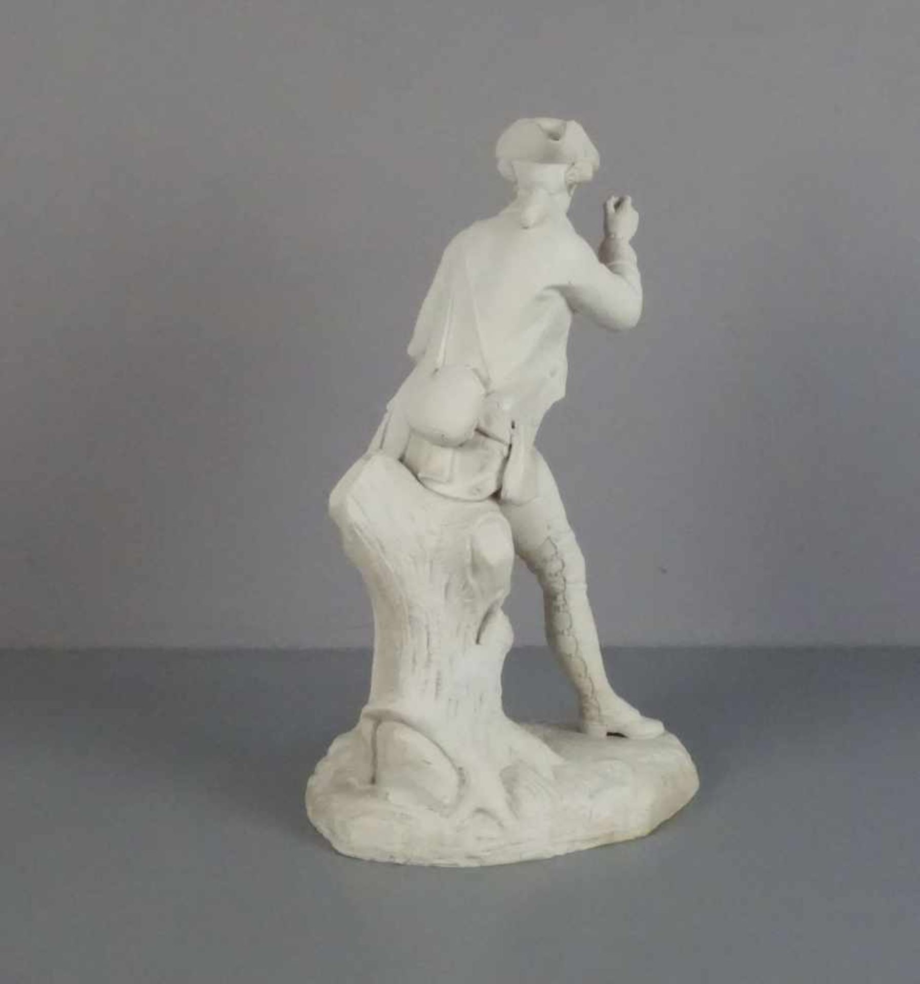 SEVRES TAFELAUFSATZ / JAGDLICHE FIGUR: "HUNDEFÜHRER" / "JÄGER" / porcelain figure "hunter", - Image 3 of 6