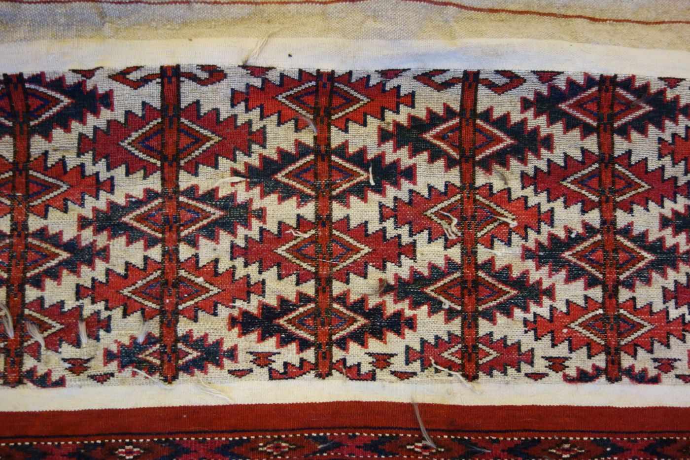 TEKKE AK-TSCHOWAL / TEPPICH / carpet, Turkmenistan, wohl 2. H. 19. Jh., Wechsel von Flor und - Bild 6 aus 18