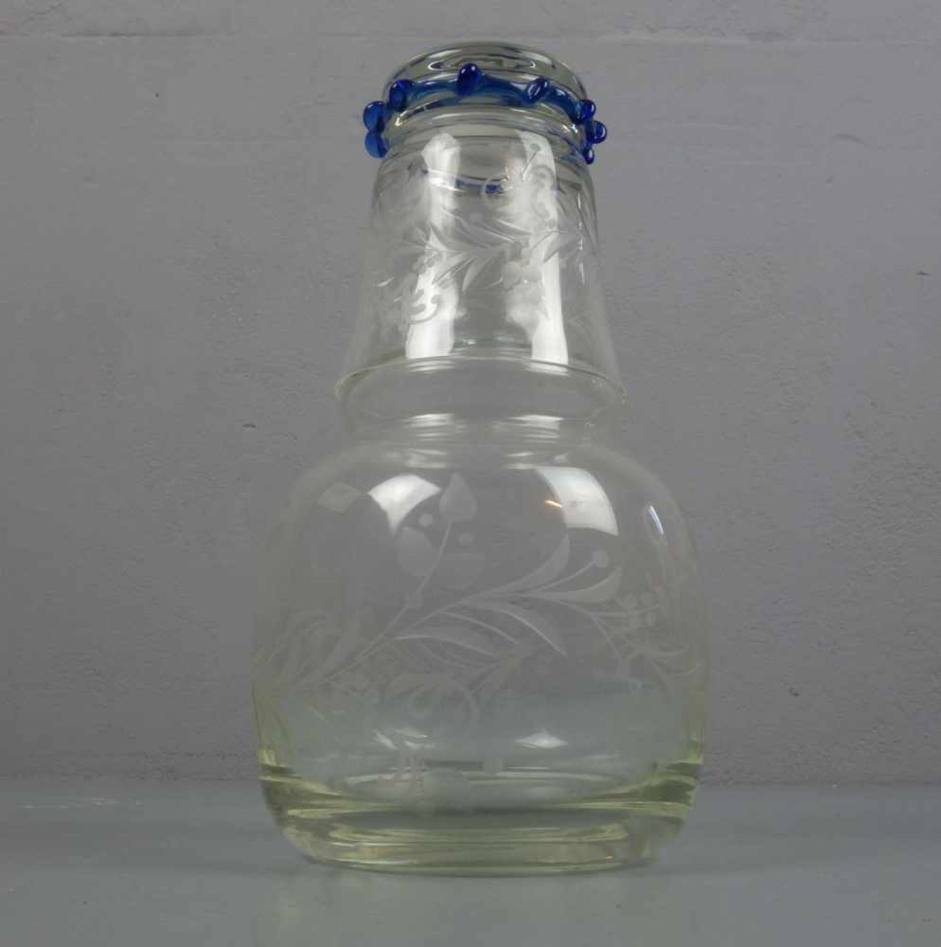 KARAFFE UND TRINKGLAS / sog. BETTKARAFFE / carafe and drinking glass, Klarglas mit geschliffenem - Image 2 of 4