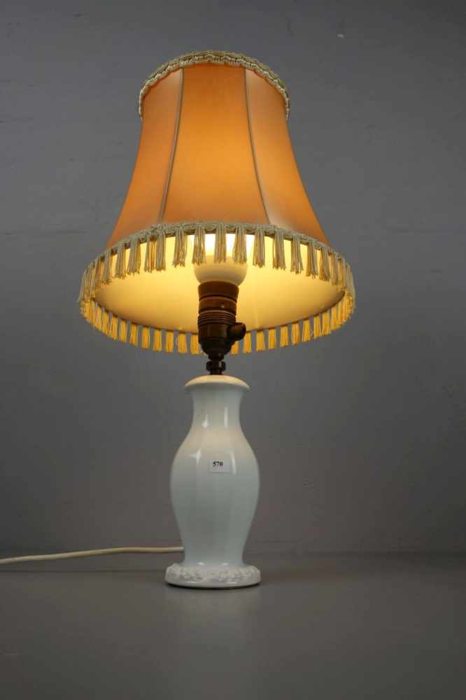 LAMPE / TISCHLAMPE mit Vasenfuß / table lamp, einflammig elektrifiziert, Fassung mit Drehschalter. - Image 2 of 4