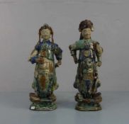 FIGURENPAAR / TANG-FIGUREN: "Stehende höfische Figuren mit Sancai - Glasur" in Hellgrün, Blau und