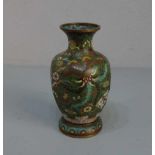 CLOISONNÉ VASE, Asien, wohl 1. H. 20. Jh., polychromes Emaille in Cloisonne-Technik über Kupfer.