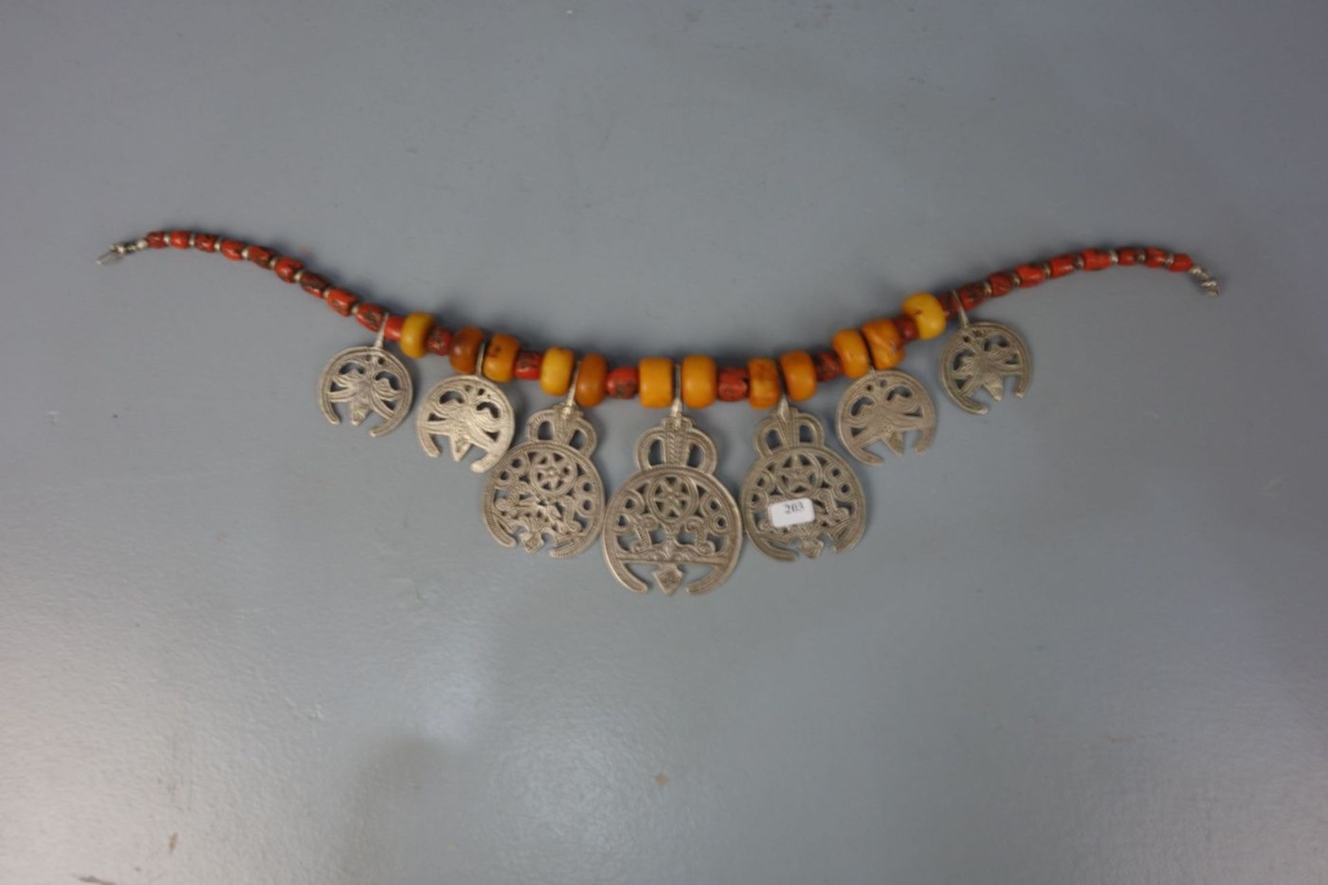 BERBER-SCHMUCK: COLLIER / HALSKETTE / oriental jewellery, Tinerhir / Marokko. Silber, Koralle und - Bild 2 aus 2