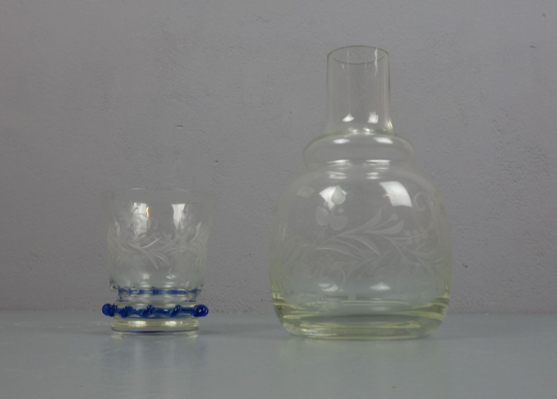 KARAFFE UND TRINKGLAS / sog. BETTKARAFFE / carafe and drinking glass, Klarglas mit geschliffenem - Image 4 of 4