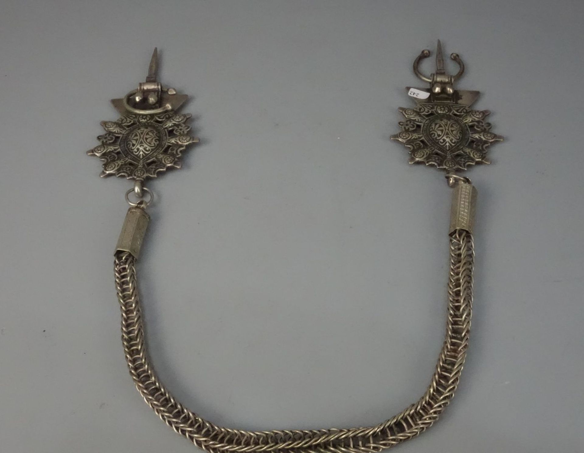 BERBER-SCHMUCK: FIBELKETTE / oriental jewellery, Taroudannt / Marokko, Silber (insgesamt 485,5 g).