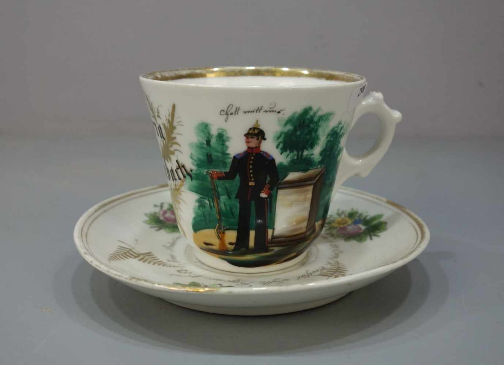 MILITARIA-TASSE / ANDENKENTASSE / military cup, um 1900, Porzellan, ungemarkt. Goldrand, schwarzes - Image 2 of 4