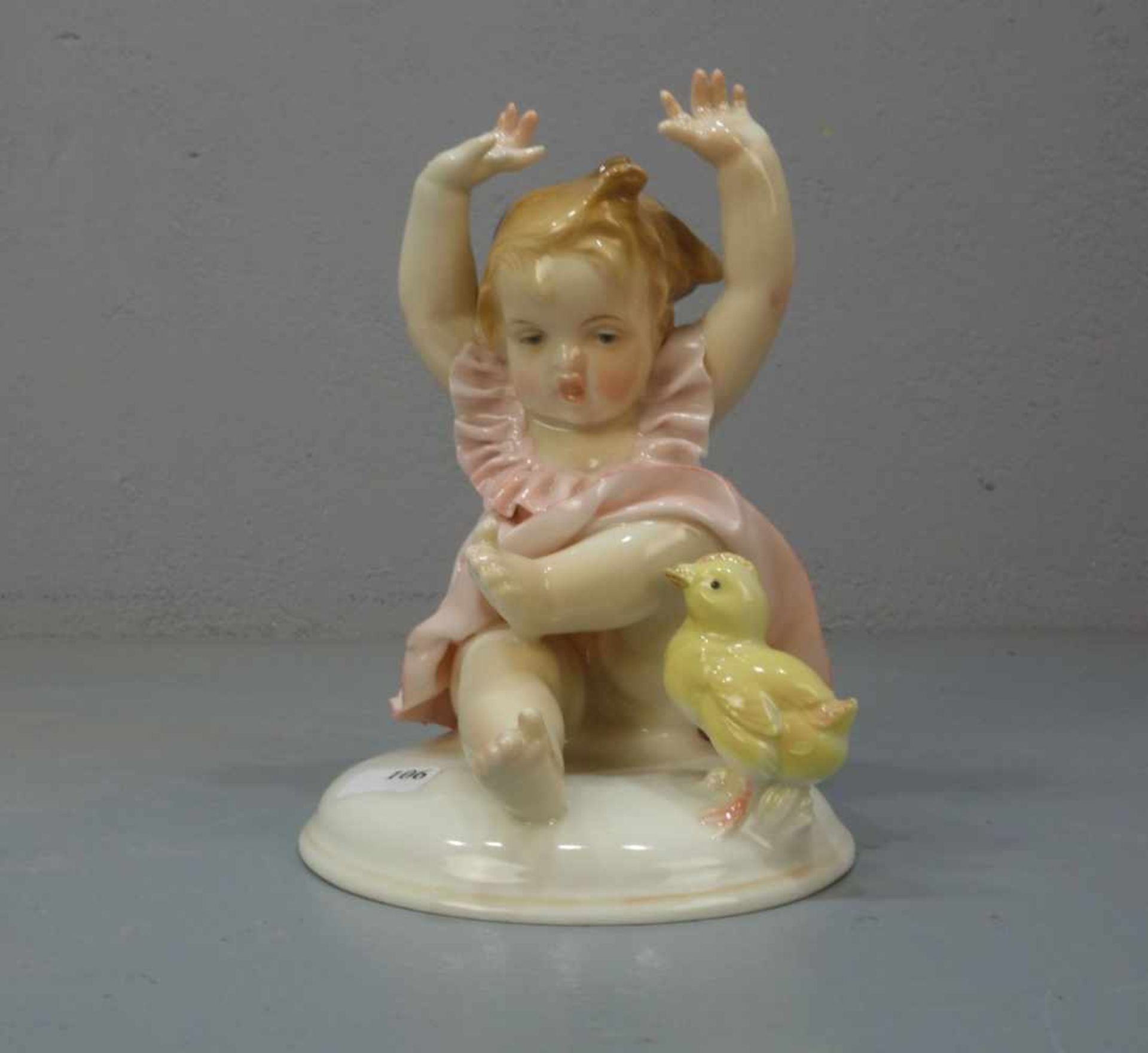 PORZELLANFIGUR: "Mädchen mit Küken" / porcelain figure "girl with chicklet", 1. Hälfte 20. Jh., - Image 2 of 6