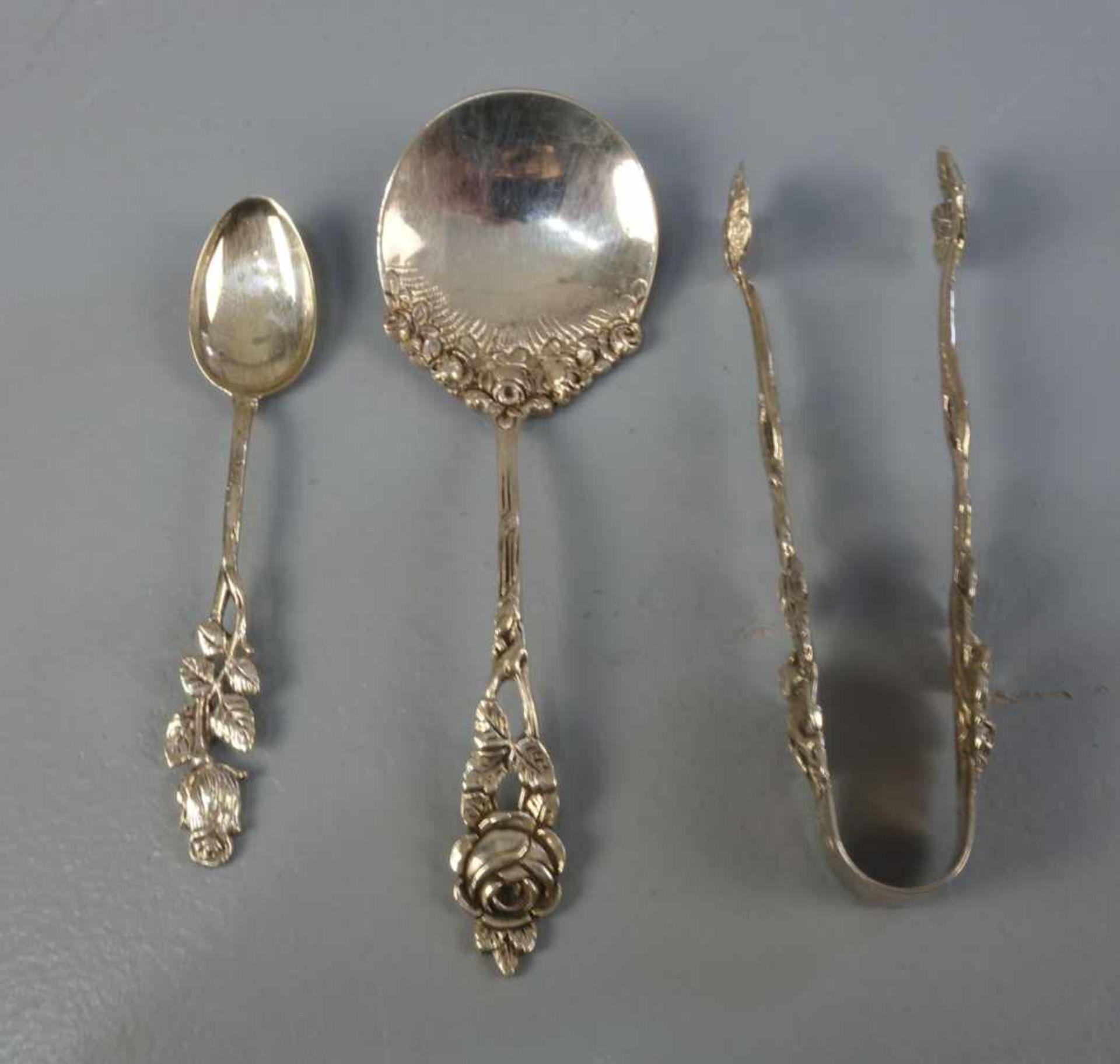 KONVOLUT VORLEGEBESTECK - 3 TEILE / silver serving cutlery - small spoon, sugar tong, serving spoon.