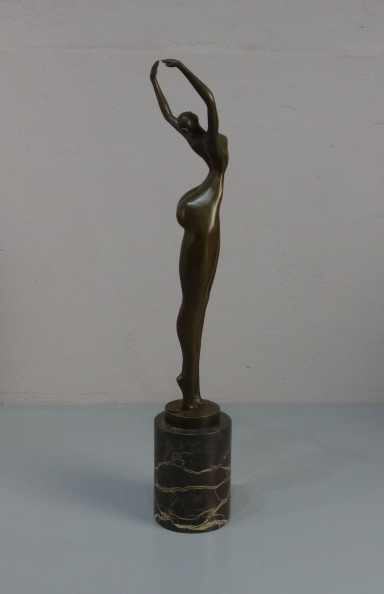 JUNO (Bildhauer des 20./21. Jh.), Skulptur / sculpture: "Weiblicher Akt / Tänzerin", Bronze, - Bild 4 aus 5