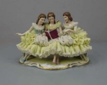 FIGURENGRUPPE: "Lesende Frauen" / porcelain figures, Porzellan, unbekannte Manufakturmarke "D" unter
