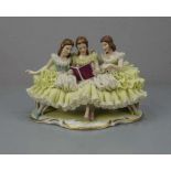FIGURENGRUPPE: "Lesende Frauen" / porcelain figures, Porzellan, unbekannte Manufakturmarke "D" unter