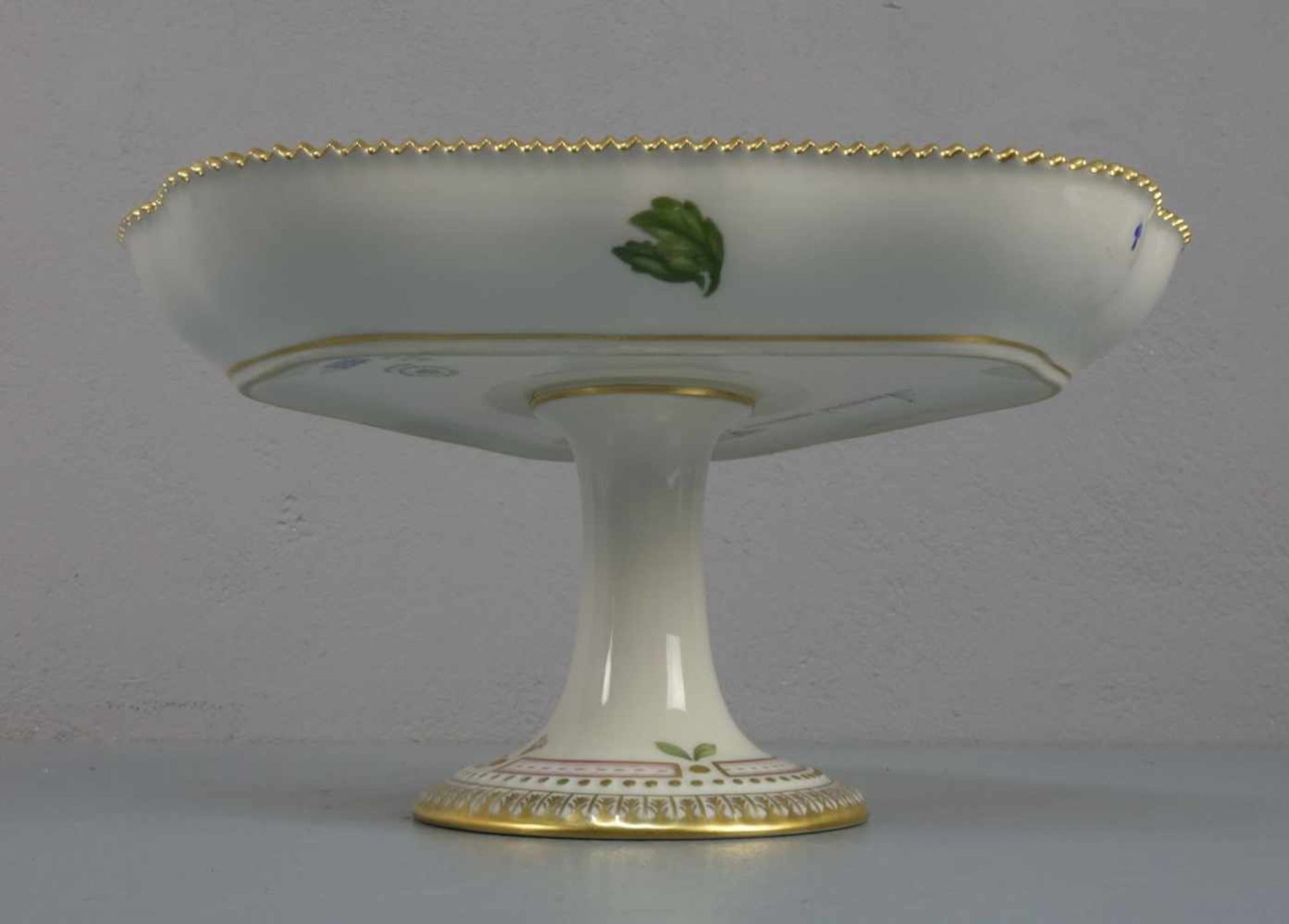 SCHALE / FUSSSCHALE AUS DEM SERVICE "FLORA DANICA" / bowl on a stand, Porzellan, Manufaktur Royal - Bild 5 aus 7
