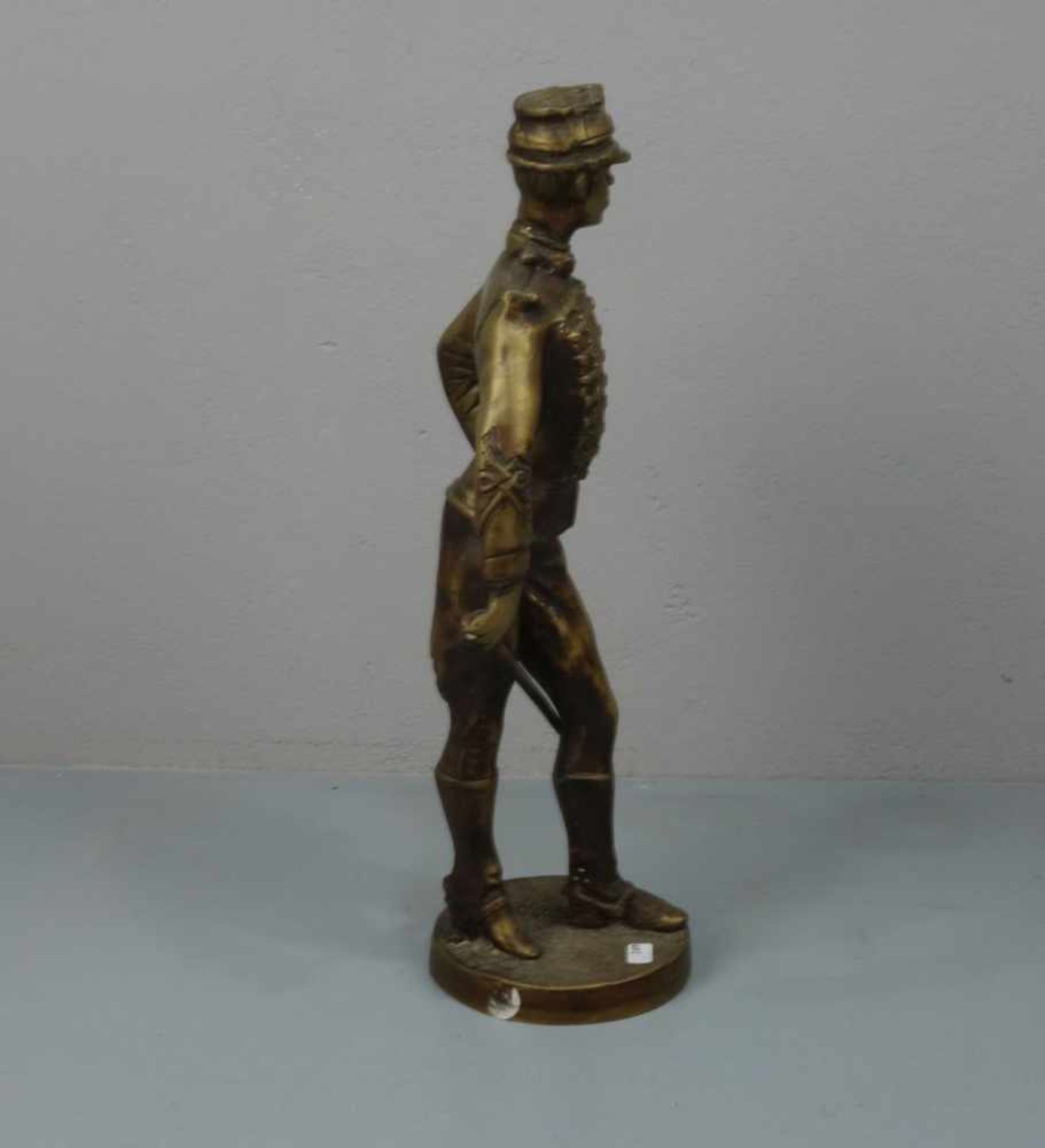 BILDHAUER DES 20./21. JH., Skulptur / sculpture: "Husar", Bronze, goldfarben patiniert mit braunen - Bild 4 aus 4