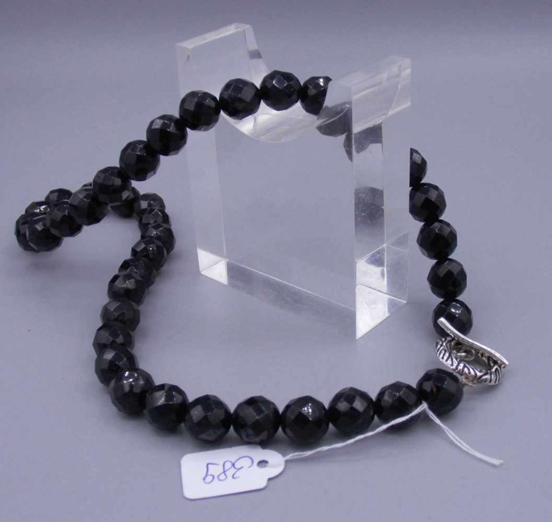 ONYX - KETTE / necklace, mit facettiert geschliffenen Kugeln und 925er Silberverschluss. Kugel-D.