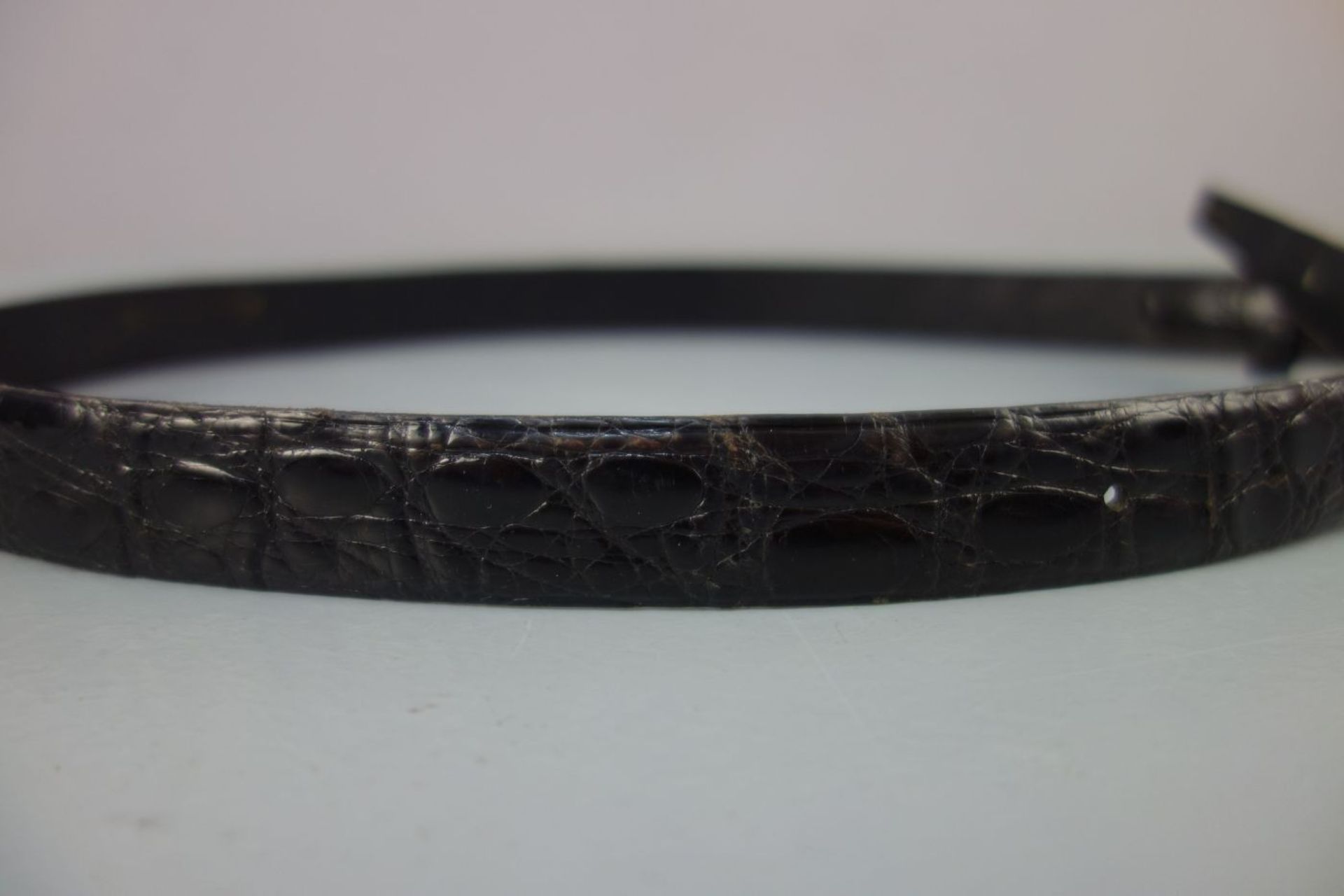 SCHWARZER KROKO-LEDERGÜRTEL / leather belt, bez. "Made in Italy / c. wirschke". Schmaler - Image 5 of 5