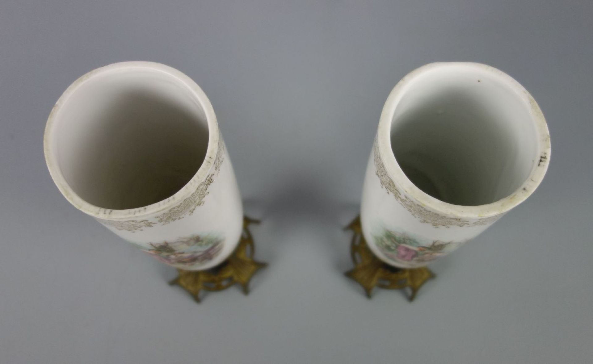 VASENPAAR / PAAR DECKELVASEN / pair of vases, um 1900, Porzellan mit Metallmonturen (bronzierter - Image 4 of 4