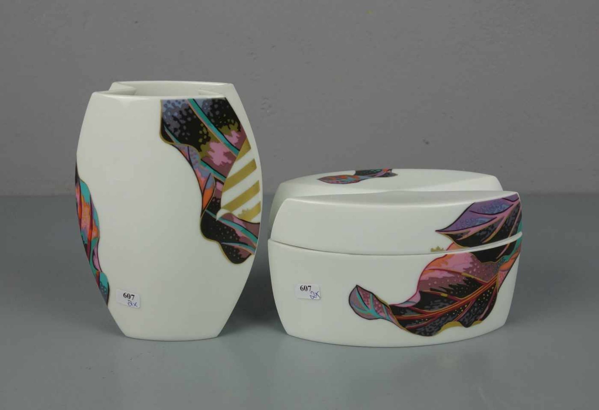VASE UND DECKELDOSE / vase and box, Porzellan, Manufaktur Rosenthal, 1980er Jahre, Entwurf Jan van - Image 5 of 5