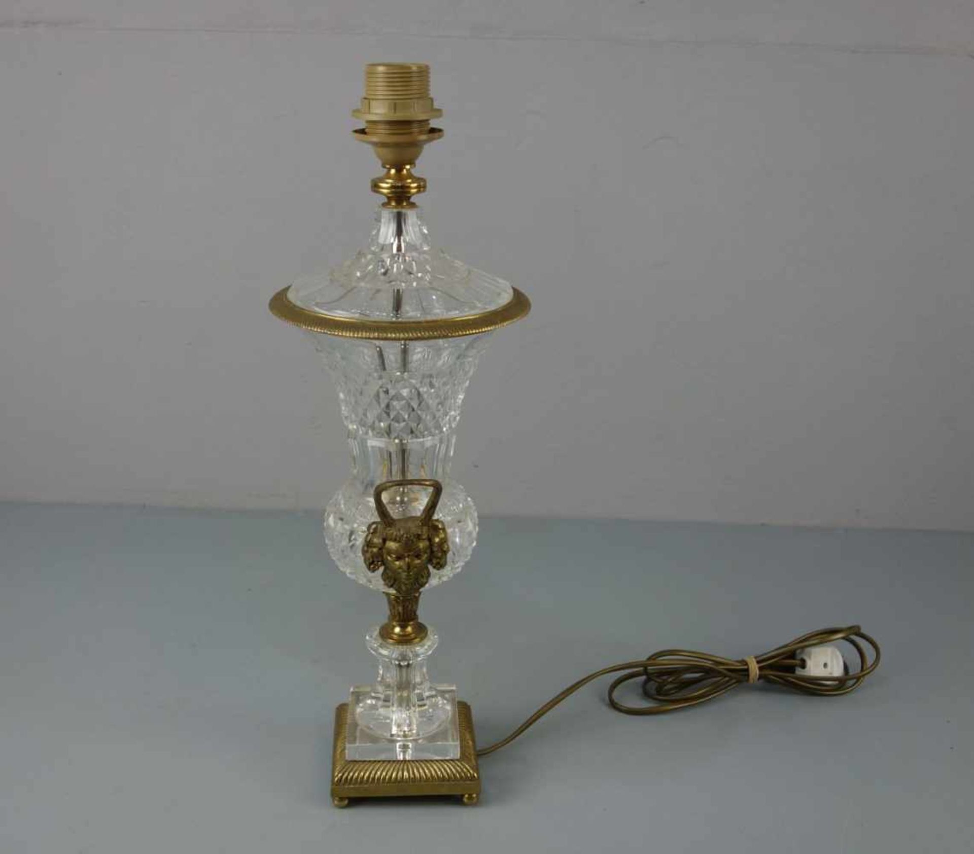 LAMPE / TISCHLAMPE / LAMPENFUSS / table lamp, Kristallglas mit Bronzemonturen. Lampe in Vasenform: - Bild 3 aus 8