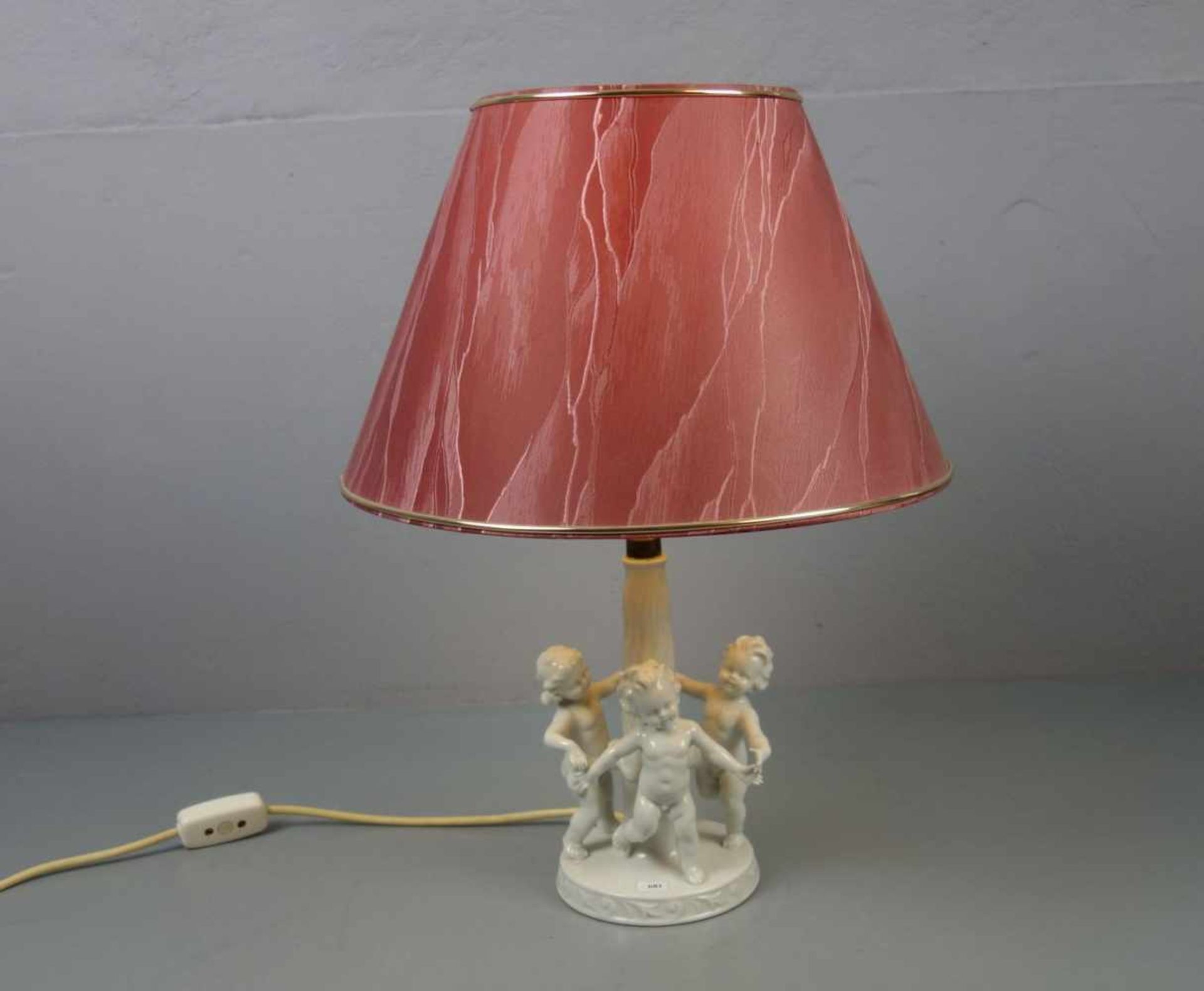 FIGÜRLICHE LAMPE / TISCHLAMPE "DER REIGEN" / table lamp, Weissporzellan (ungemarkt), einflammig