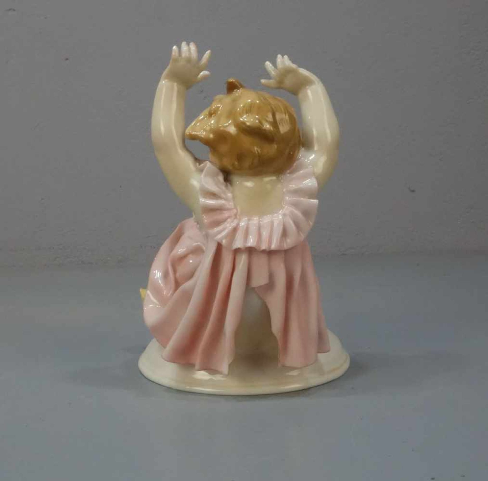 PORZELLANFIGUR: "Mädchen mit Küken" / porcelain figure "girl with chicklet", 1. Hälfte 20. Jh., - Image 4 of 6