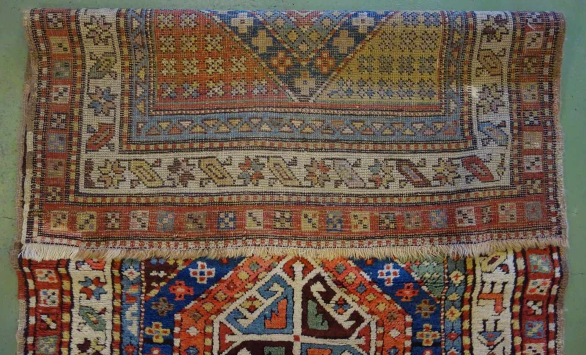 KAUKASISCHER MEDAILLONTEPPICH / carpet, wohl 19. Jh., Kaukasus / Schulaver-Kasak (Schulaver- - Image 12 of 13