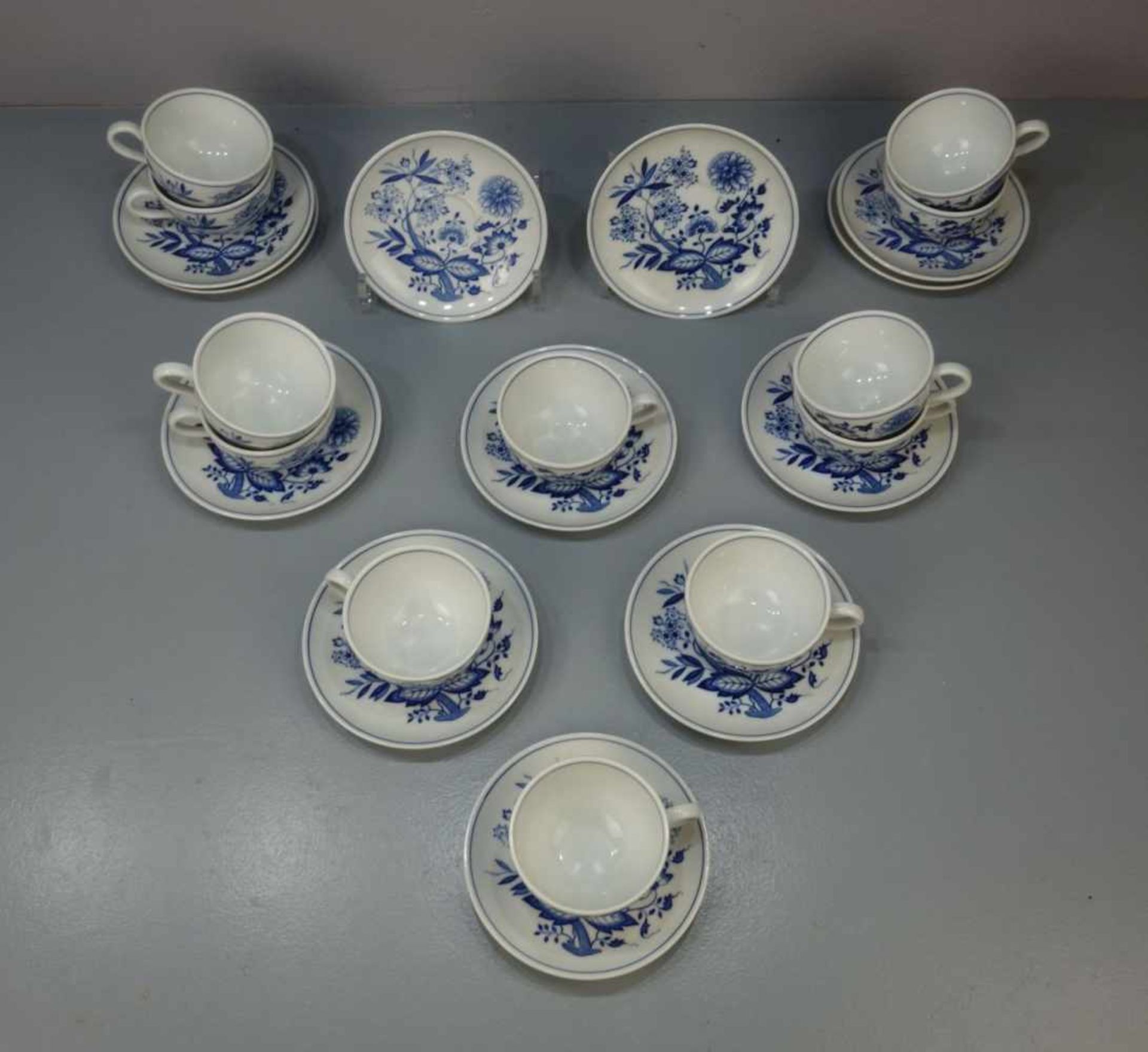 12 TEETASSEN UND 12 UNTERTASSEN / tea cups, Porzellan, Manufaktur Hutschenreuther, blaues Dekor " - Bild 2 aus 4