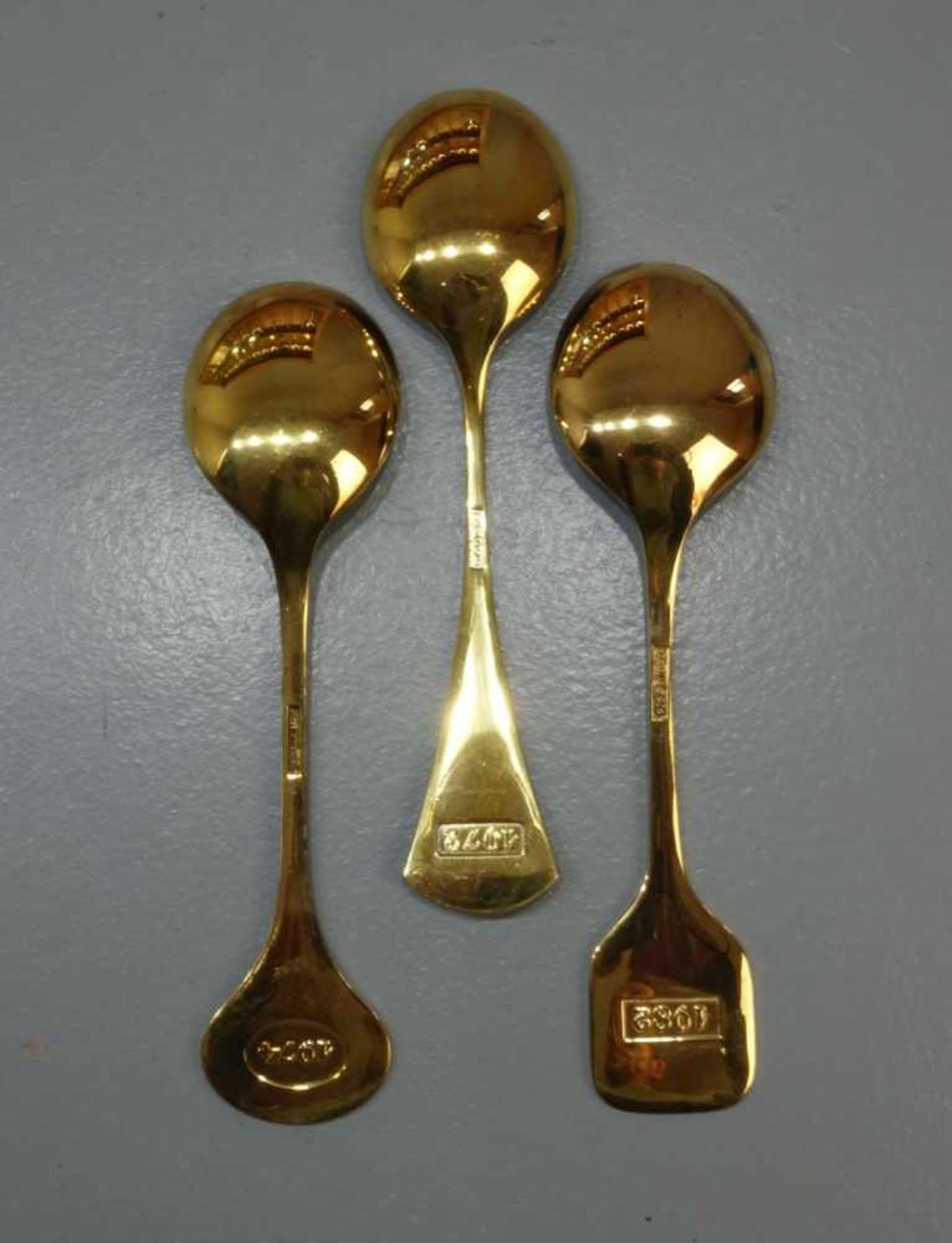 UMFANGREICHES KONVOLUT JAHRESLÖFFEL MIT SETZKASTEN / annual spoons with set case, 20. Jh., 925er - Image 4 of 5