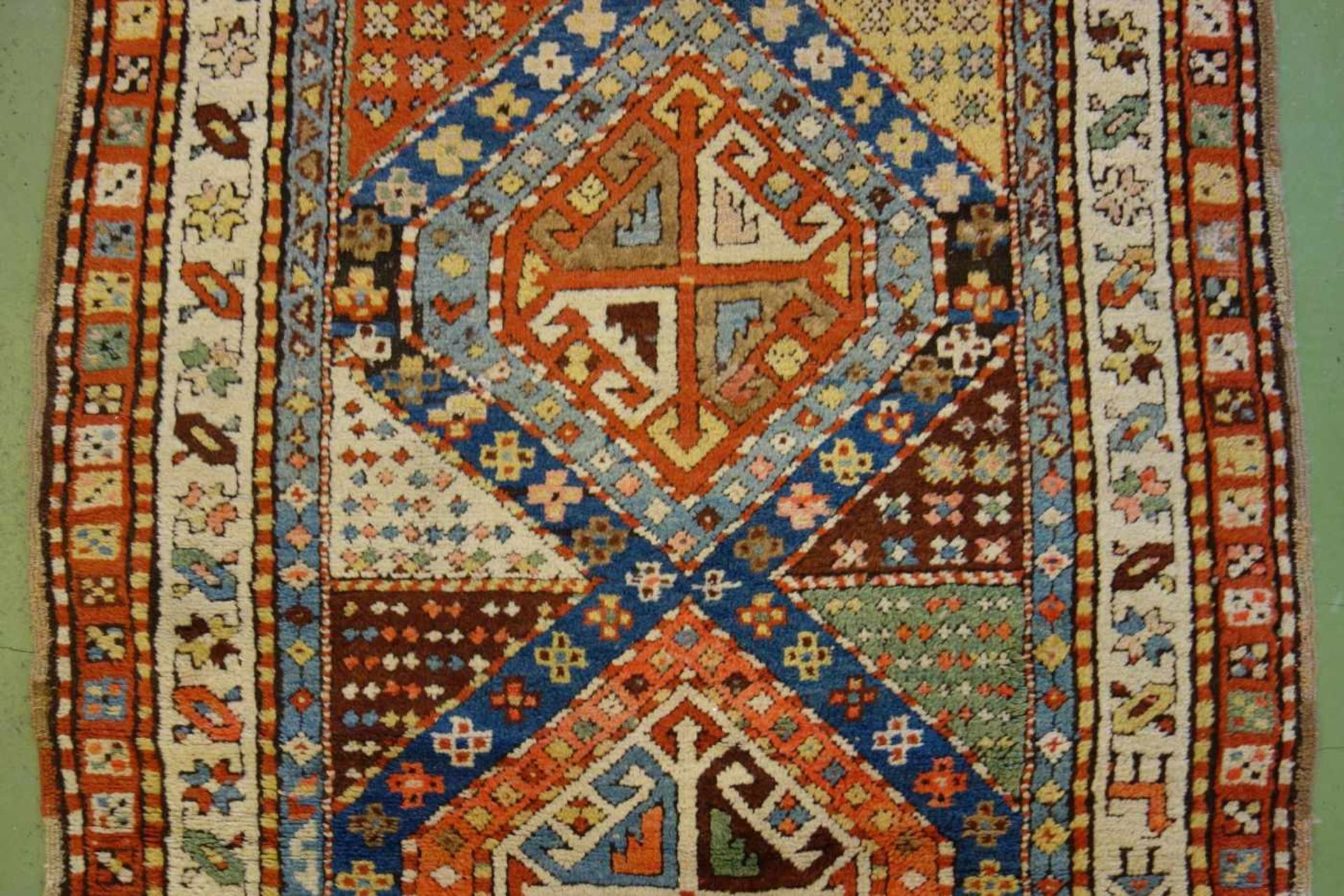 KAUKASISCHER MEDAILLONTEPPICH / carpet, wohl 19. Jh., Kaukasus / Schulaver-Kasak (Schulaver- - Image 7 of 13