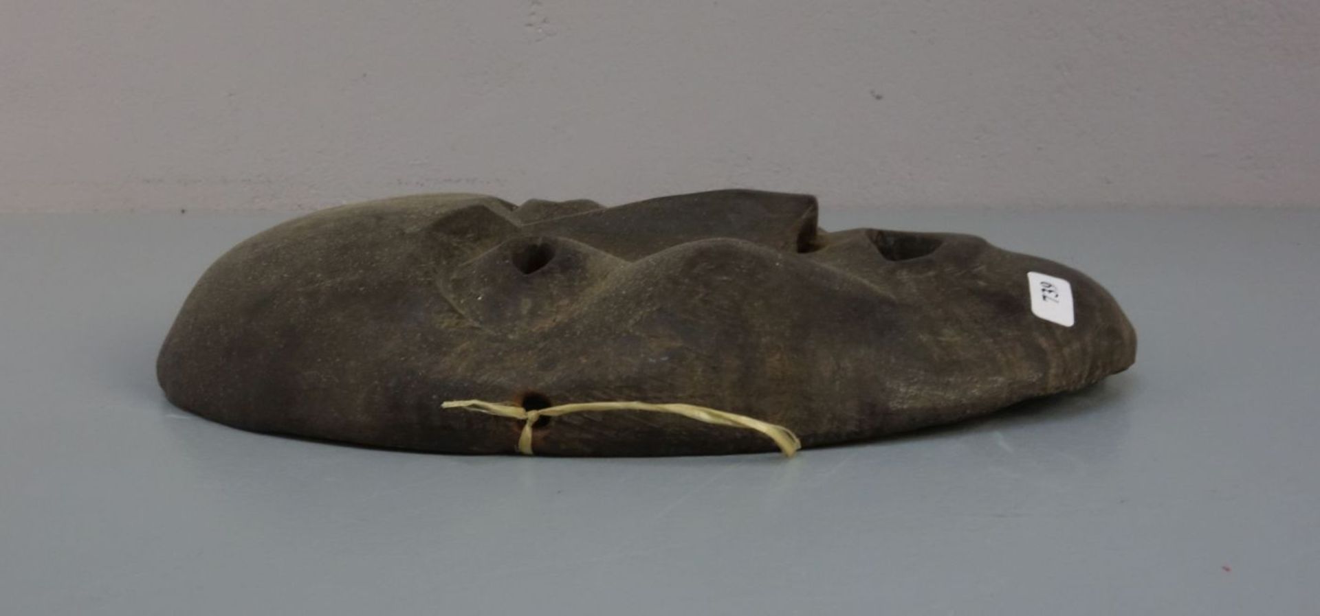 MASKE DES NOH-THEATERS ODER DES BUGAKU-TANZES / mask, Japan, Holz, geschnitzt, wohl späte Meiji- - Bild 2 aus 3