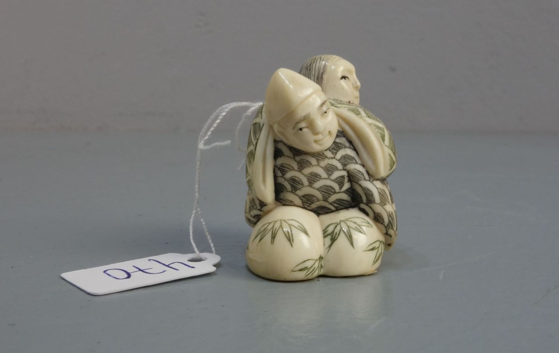 NETSUKE / HANDSCHMEICHLER: Figurengruppe, Japan, geschnitztes Elfenbein, mit ungedeuteter - Image 2 of 4