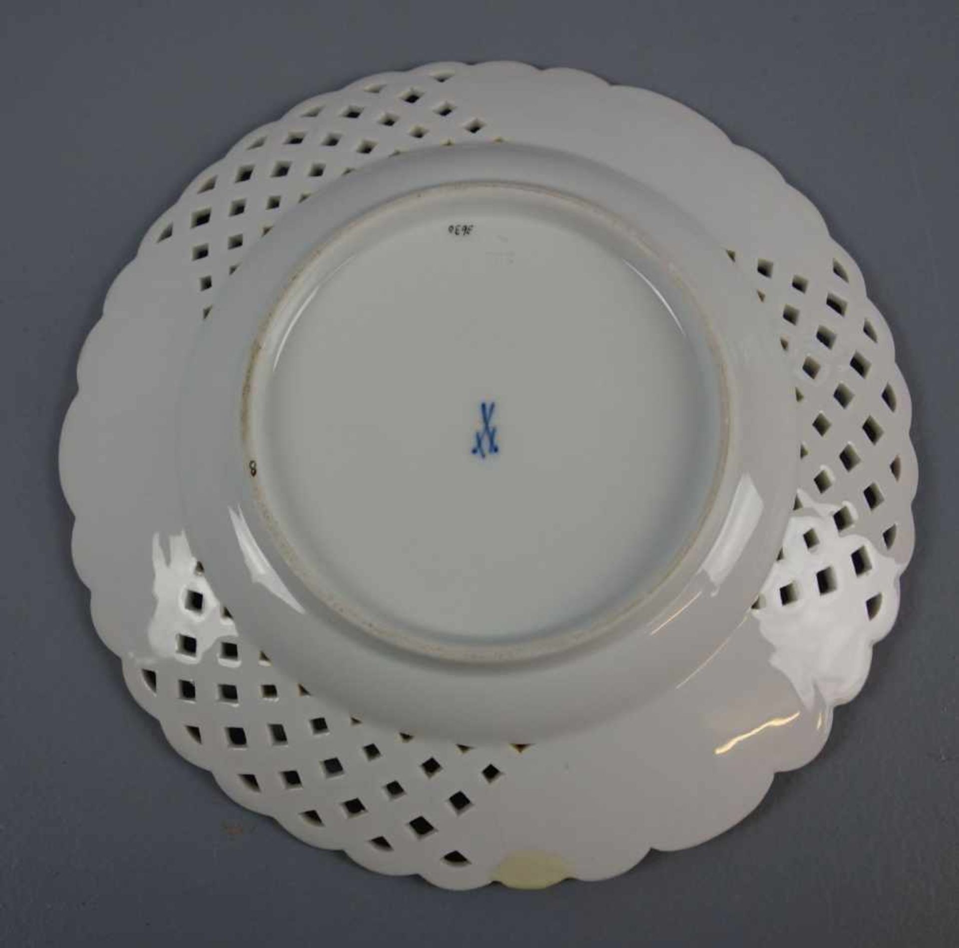 DURCHBRUCHTELLER / plate, Porzellan, Manufaktur Meißen, unterglasurblaue Knaufschwertermarke, - Image 2 of 4