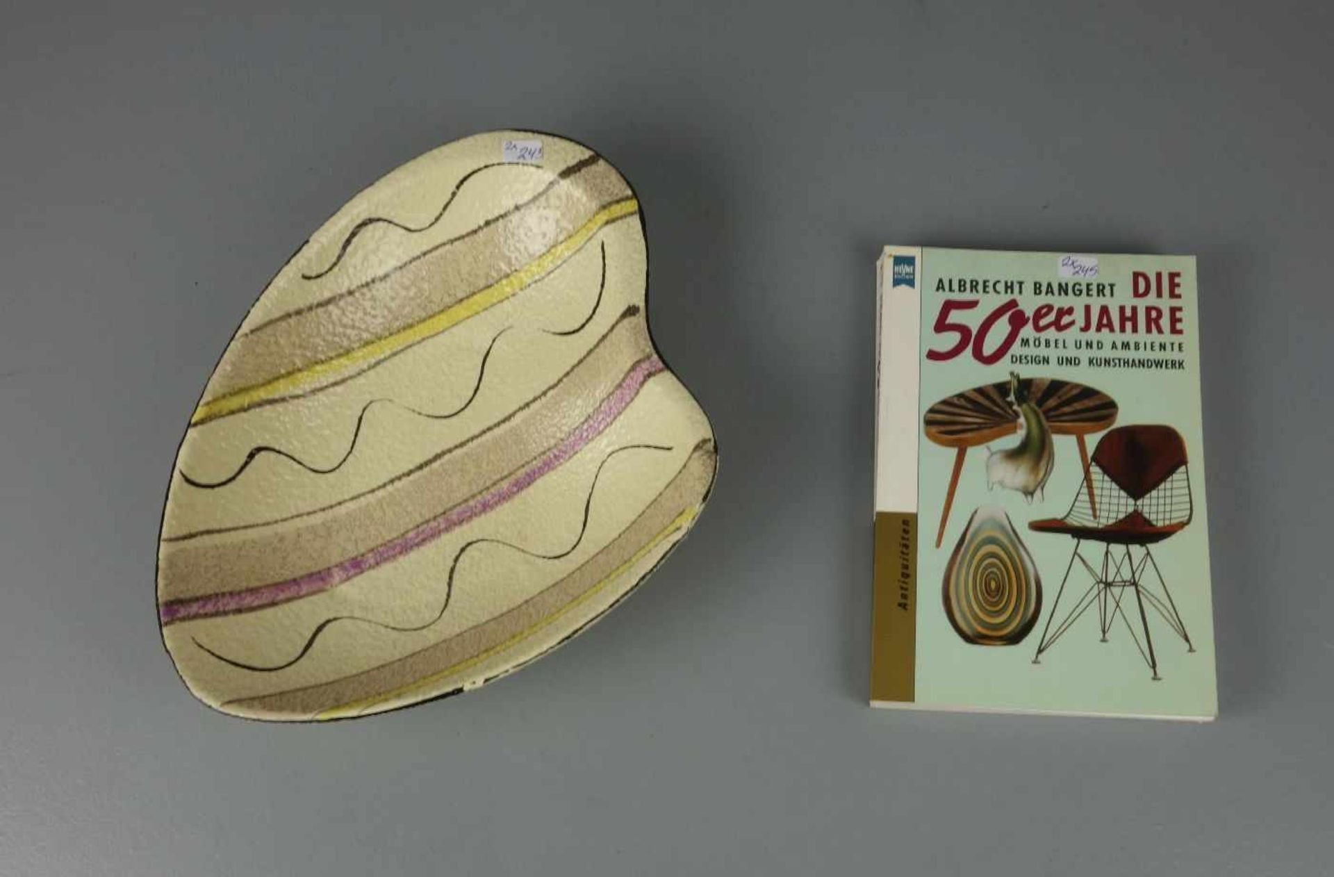 SCHALE und BUCH. 1) Schale / bowl, Keramik, 1950er Jahre, wohl Manufaktur Carstens Tönnieshof /