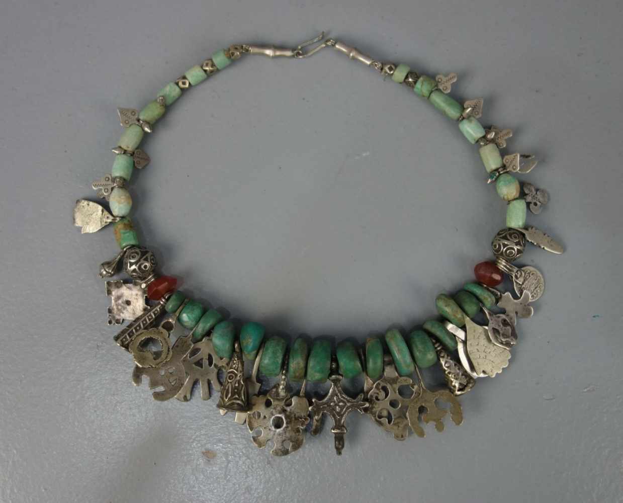 BERBER-SCHMUCK: KETTE MIT GLÜCKSSYMBOLEN / oriental necklace, Taliouline / Marokko. Silber, - Image 2 of 2