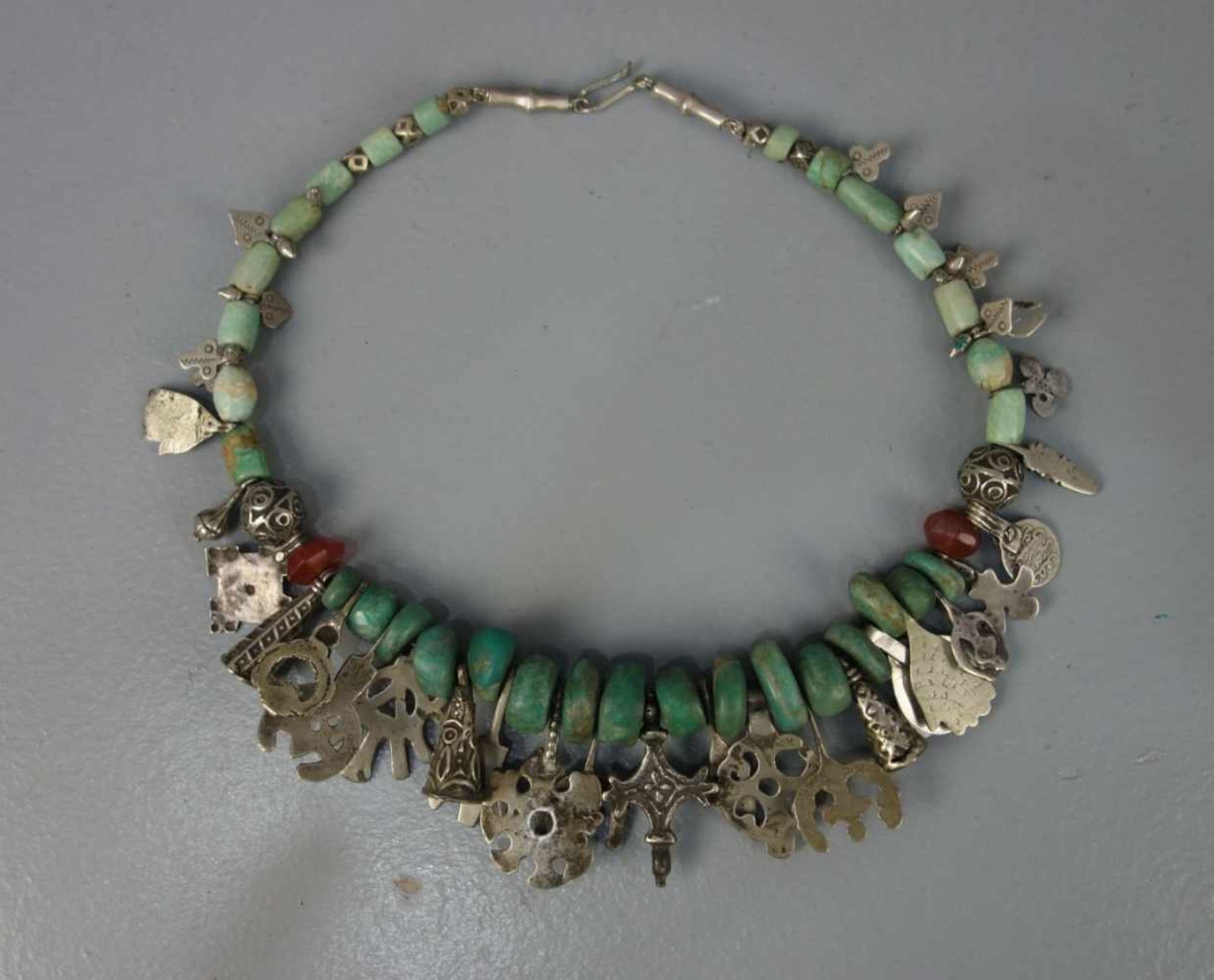 BERBER-SCHMUCK: KETTE MIT GLÜCKSSYMBOLEN / oriental necklace, Taliouline / Marokko. Silber, - Bild 2 aus 2