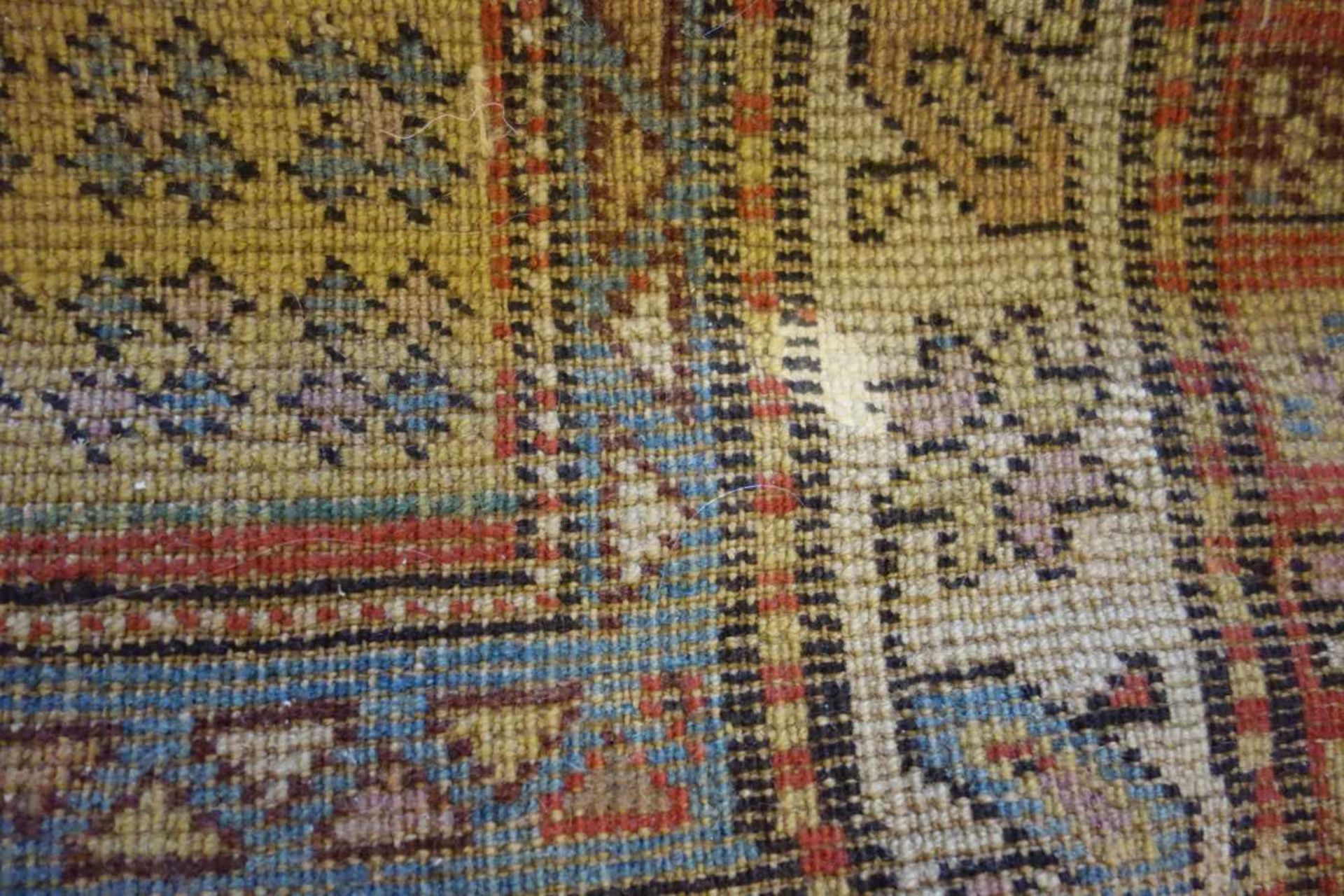 KAUKASISCHER MEDAILLONTEPPICH / carpet, wohl 19. Jh., Kaukasus / Schulaver-Kasak (Schulaver- - Image 3 of 13