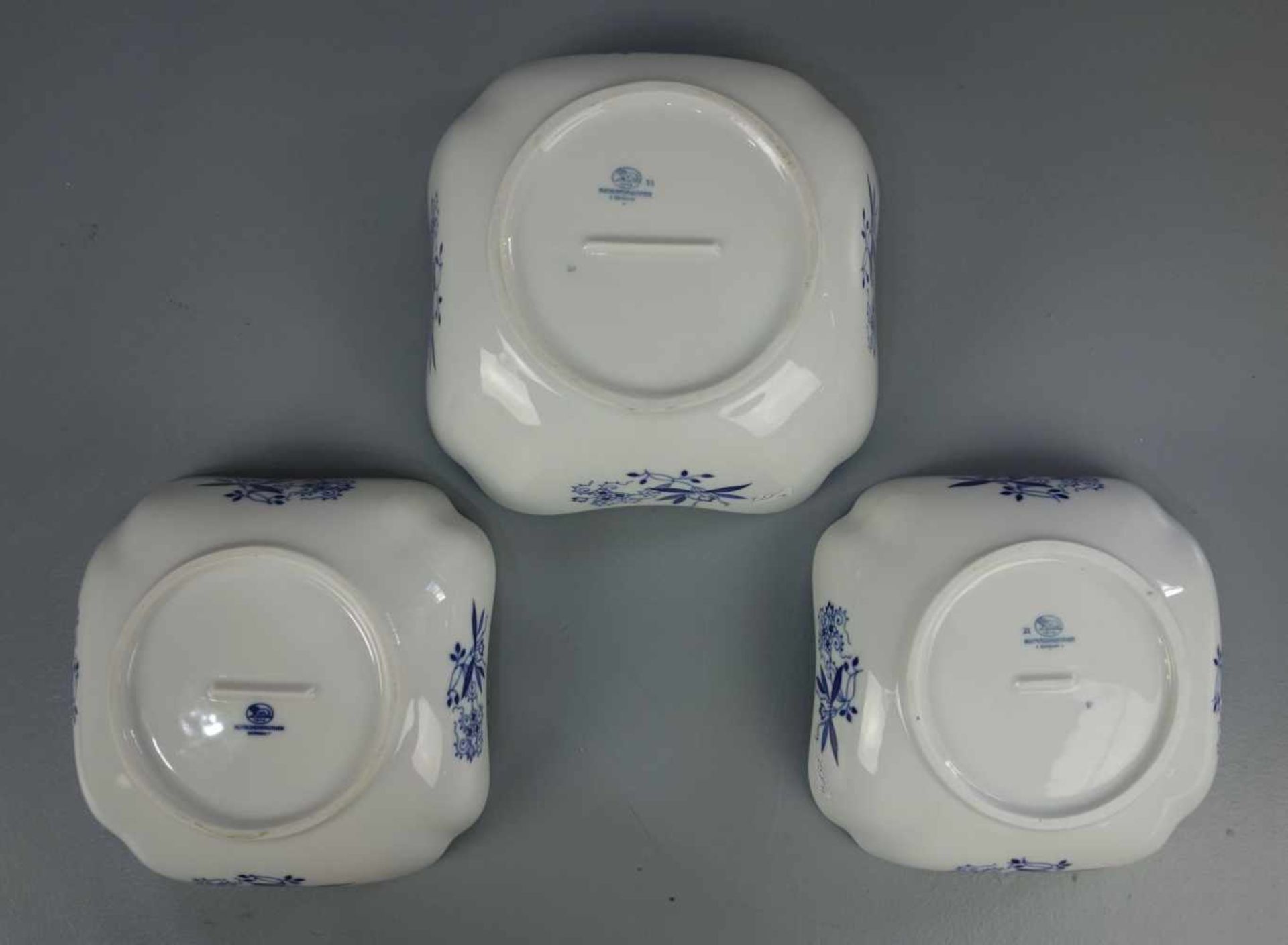 3 SCHALEN / KARREESCHALEN / porcelain bowls, Porzellan, Manufaktur Hutschenreuther, 20. Jh.; - Bild 3 aus 4