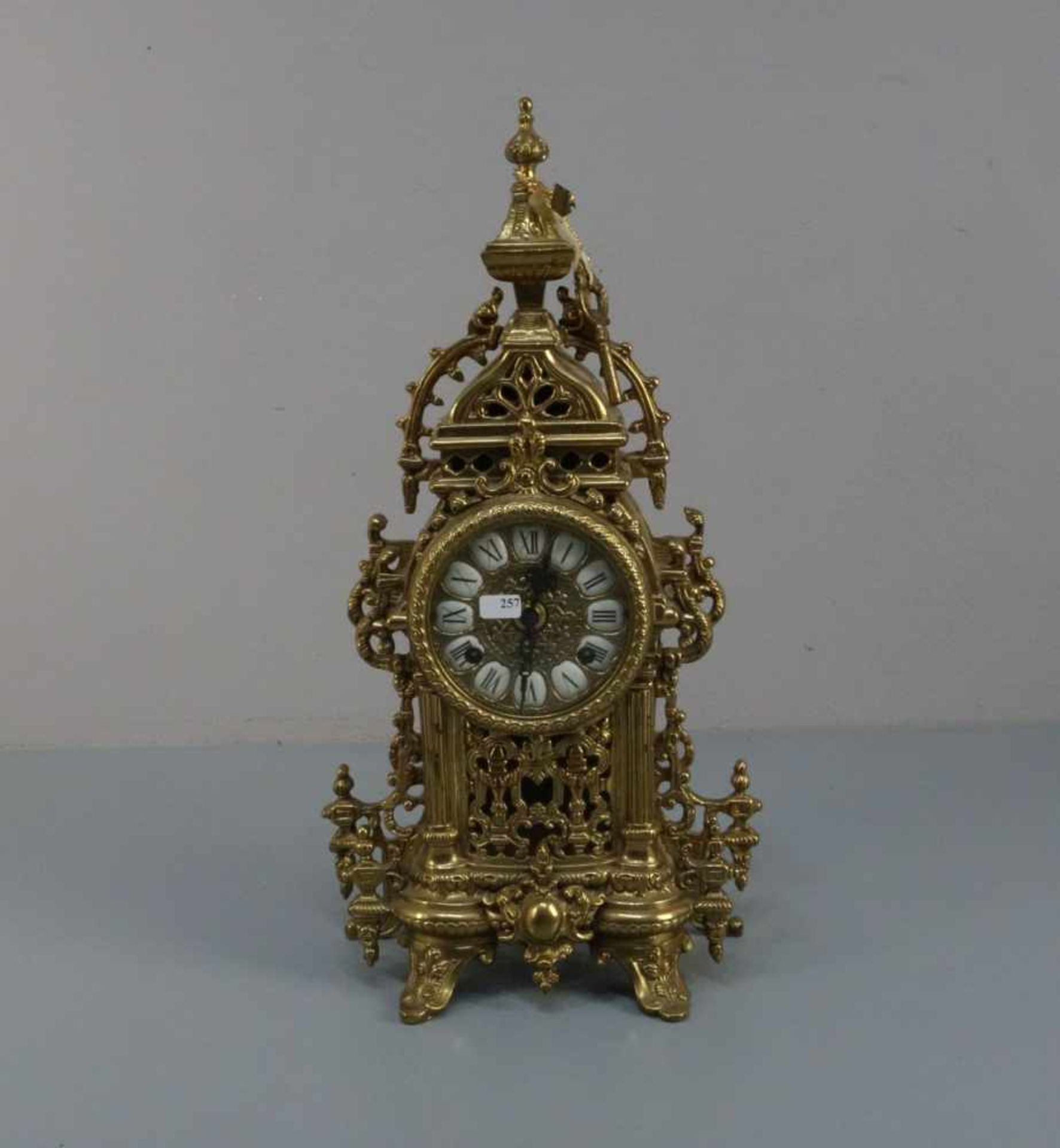 TISCHUHR / KAMINUHR in der Formensprache des Historismus / fire place clock; Mitte 20. Jh.. Reich