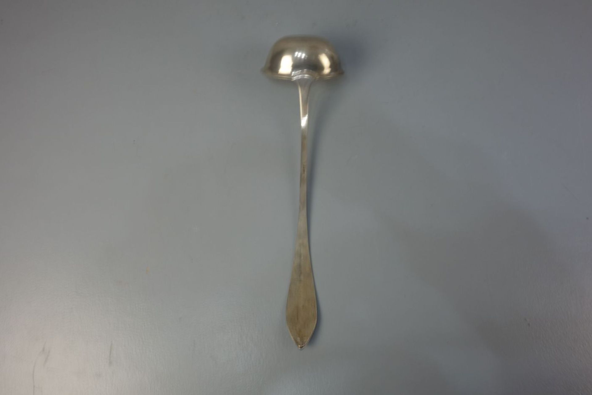 VOREGEBESTECK: SCHÖPFKELLE / SUPPENKELLE / silver soup ladle, 2. H. 19. Jh., 13-lötiges Silber ( - Bild 3 aus 4